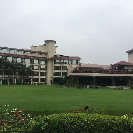 Hotel Mountview Chandigarh Bagian luar foto
