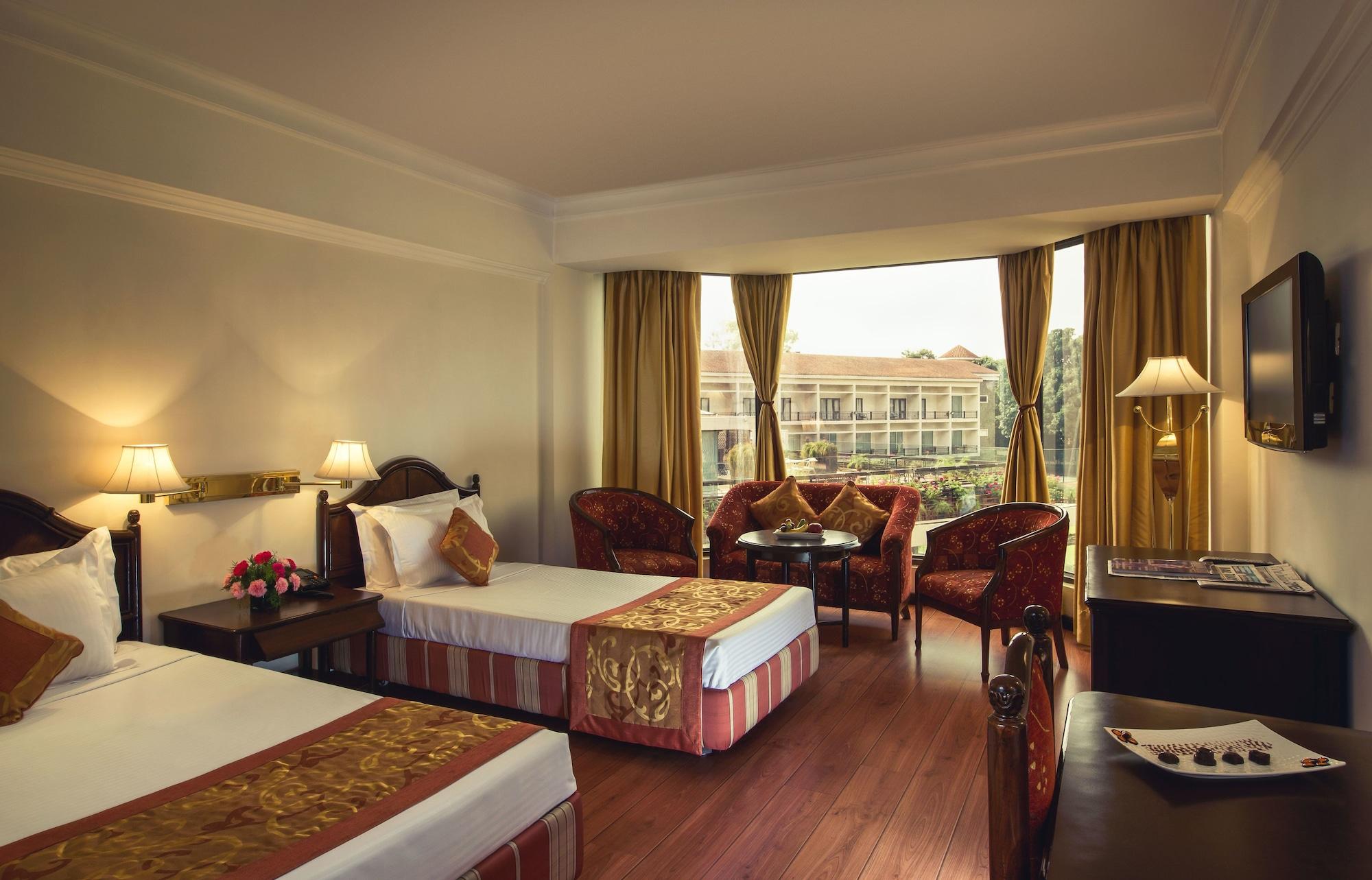 Hotel Mountview Chandigarh Bagian luar foto