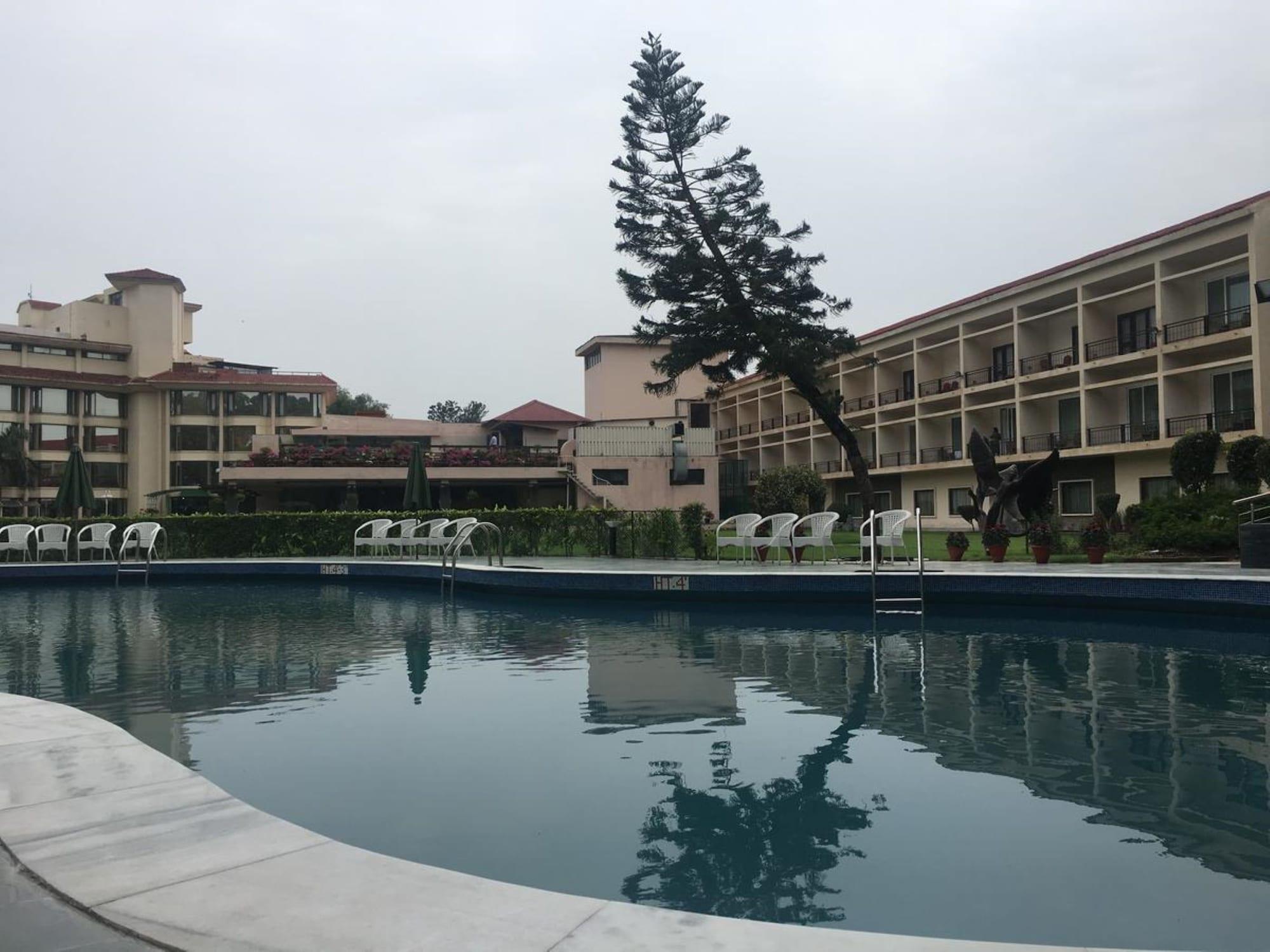 Hotel Mountview Chandigarh Bagian luar foto