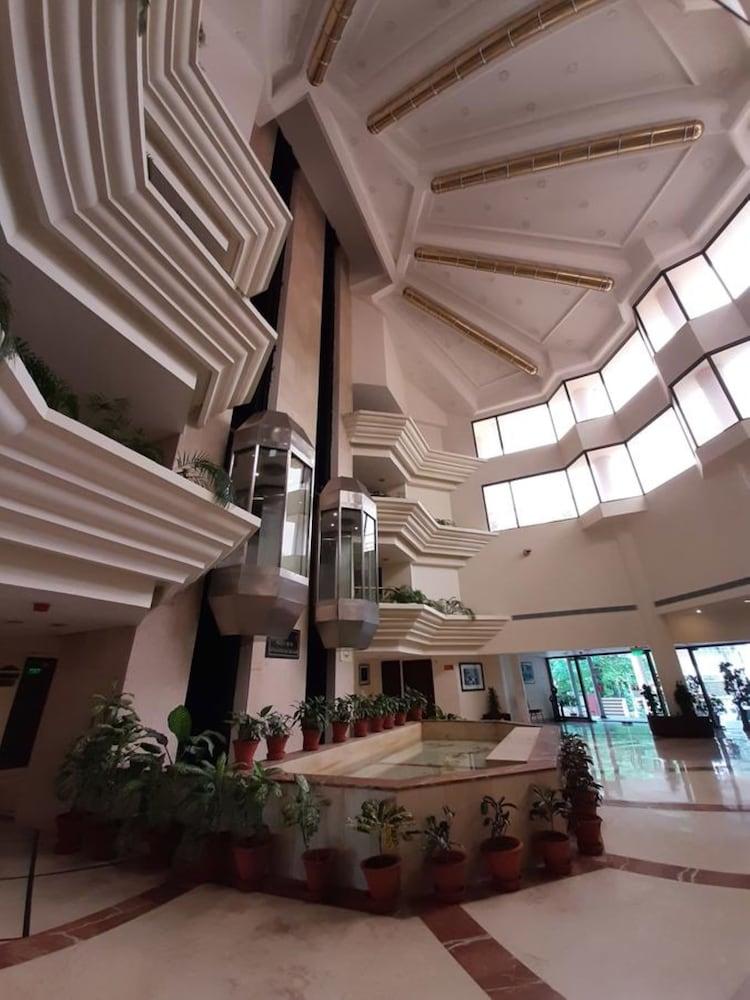 Hotel Mountview Chandigarh Bagian luar foto