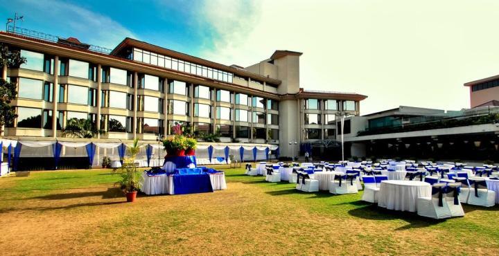 Hotel Mountview Chandigarh Bagian luar foto