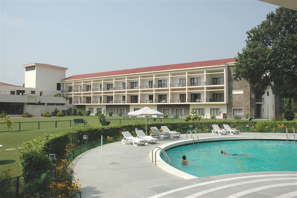 Hotel Mountview Chandigarh Bagian luar foto