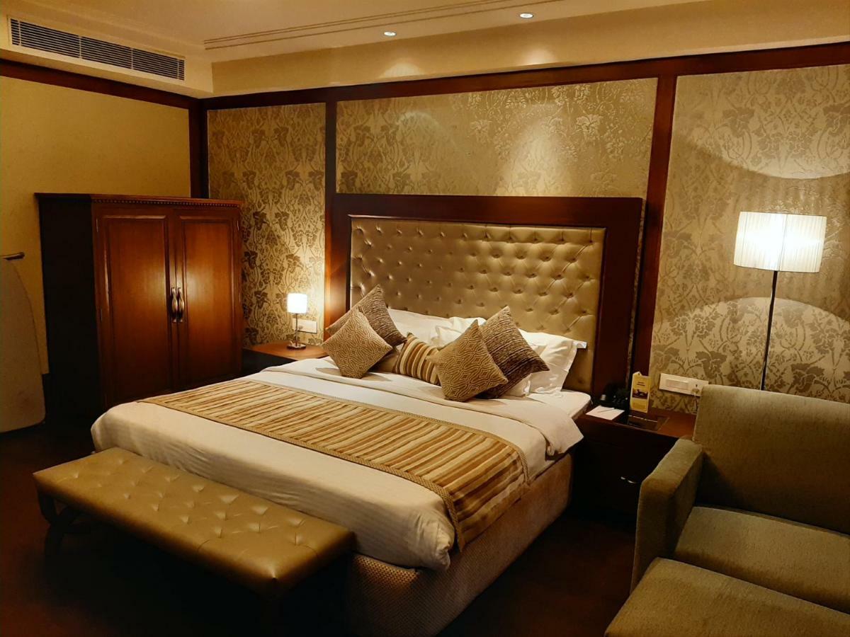 Hotel Mountview Chandigarh Bagian luar foto