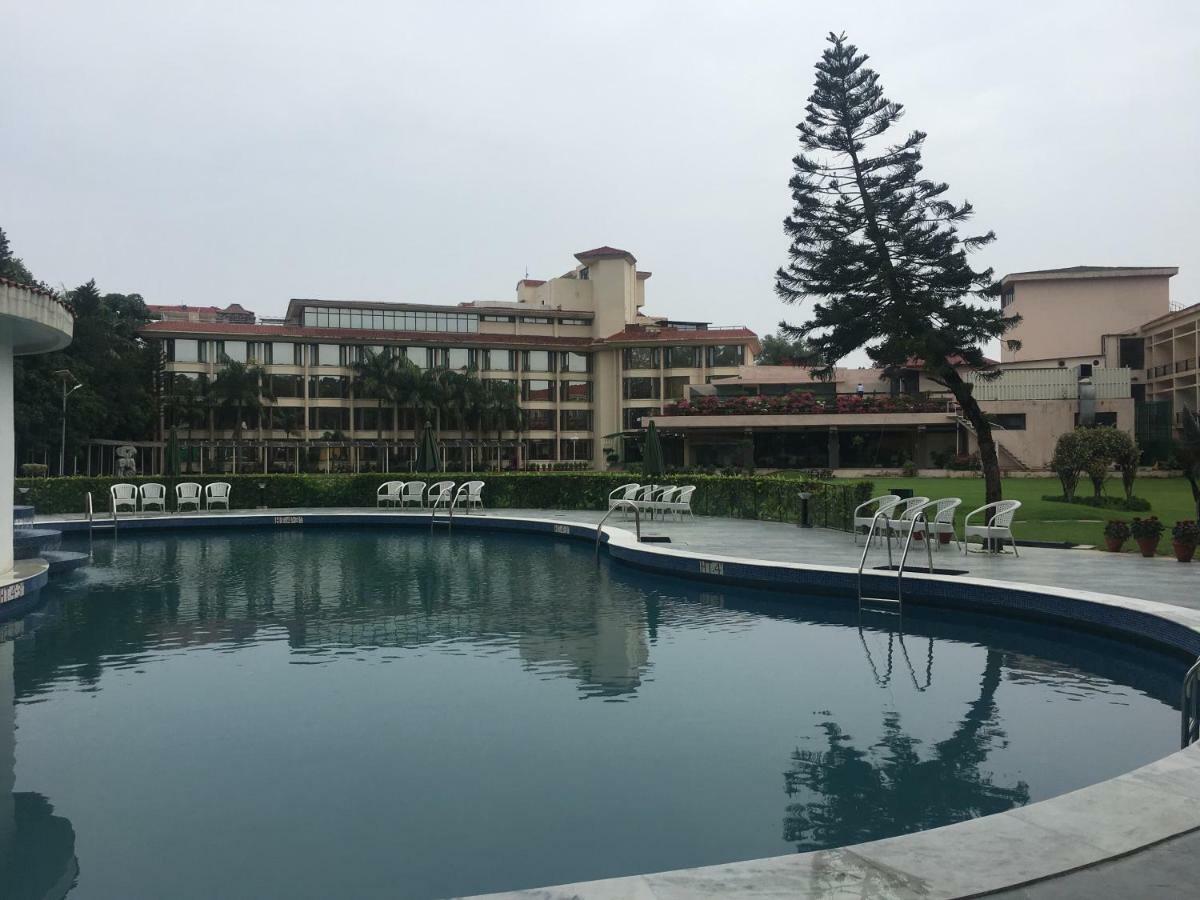Hotel Mountview Chandigarh Bagian luar foto